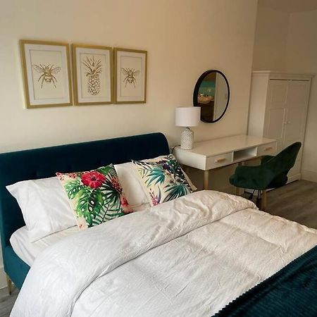 Stunning And Spacious 2Bed Flat In Central Woking Exterior foto